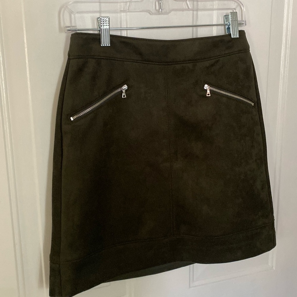 Loft skirt in green faux suede, Size 2